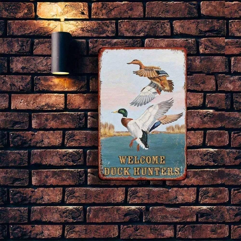 1pc Vintage Welcome Duck Hunters Tin Sign, Duck Flying Over Water Metal Wall Art, Rustic Hunting Decor for Bedroom Bar Garage