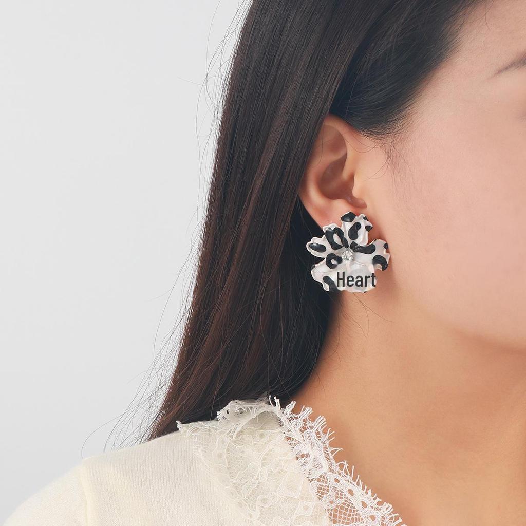 2024 Elegant Snowflake Leopard Print Ladies' Fashion Earrings