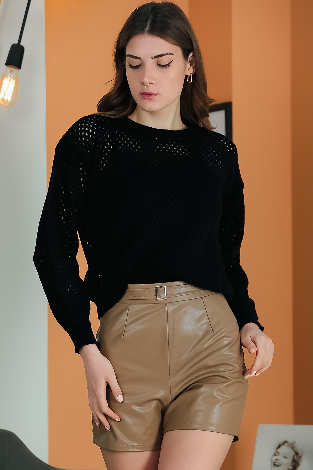 

Женский вязаный свитер с дырочками