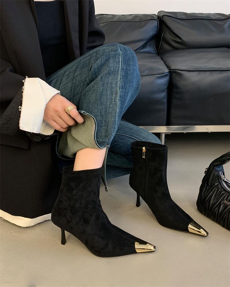 

Остроносые короткие ботильоны на высоком каблуке женские 2025 новая осень и зима черные модные на тонком каблуке с французским темпераментом бархатные и ботильоны 39