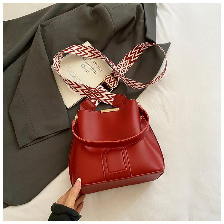 Premium bag women's bag 2025 popular new trendy fashion versatile bucket bag wide shoulder strap messenger bag