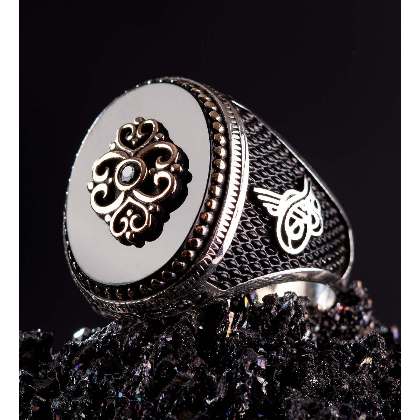 

Серебряное мужское кольцо с эстетическим черным ониксом и инкрустацией