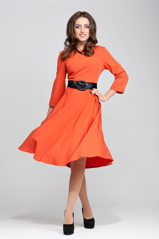 Přiléhavé rozevřené šaty ke kolenům