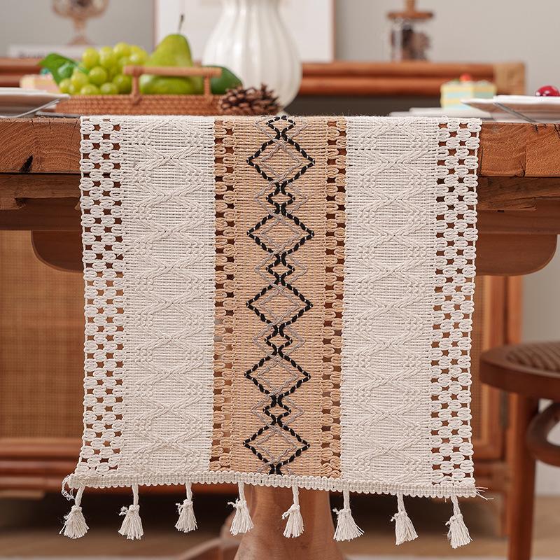 Bordslöpare i etnostil av vävd bomull och linne med tofsar - Lätt lyxig festivaldekoration