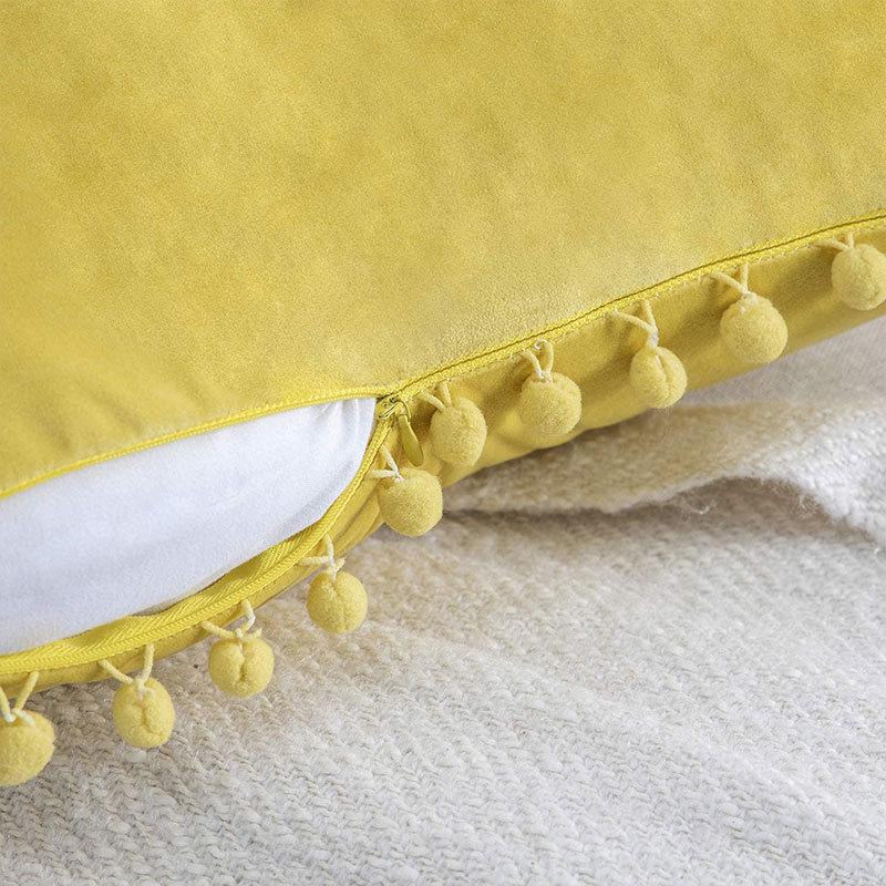 Poszewka na poduszkę Nordic Velvet Ball Lace z akcentami futrzanymi