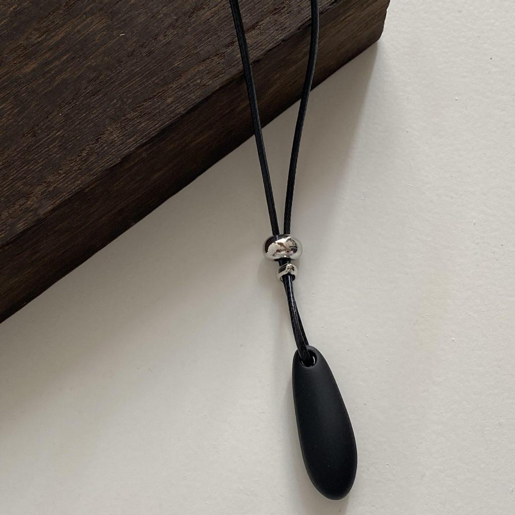 Elegant Water Drop Pendant Necklace - Minimalist, Light Luxury Clavicle Chain for Women