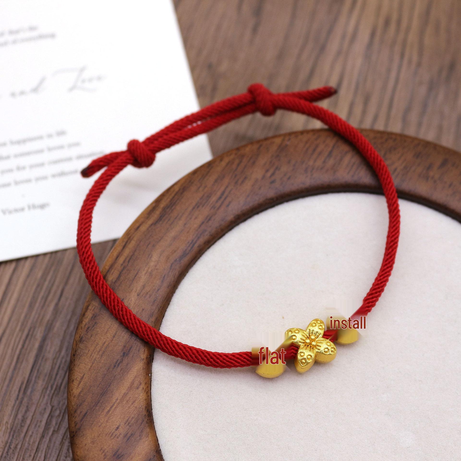 Новогодний браслет с четырехлистником и красной нитью: Персонализированный знак зодиака для безопасности и радости.