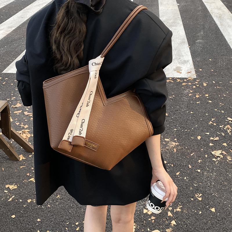 Retro Bag Women's Large Capacity 2025 New Autumn and Winter Shoulder Armpit Bag Texture Casual Work Commuter Tote Bag