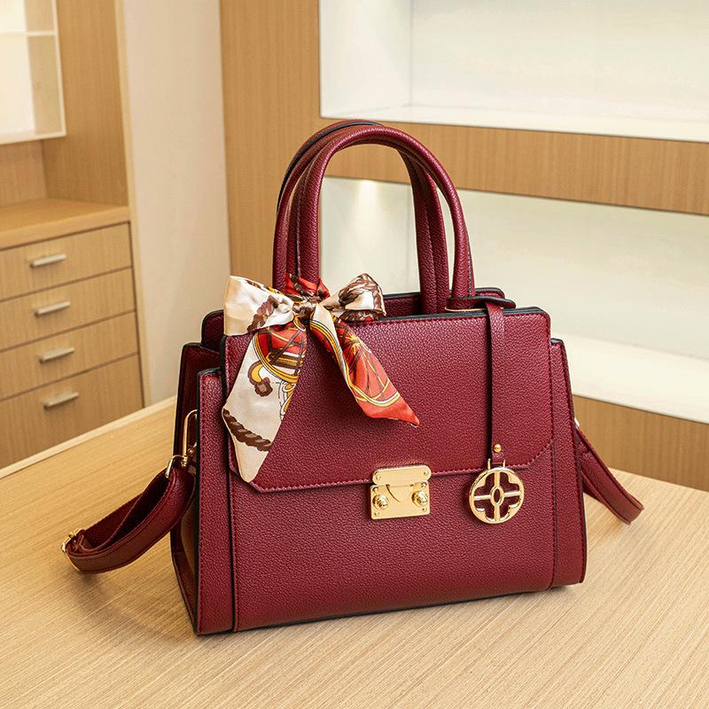 

2024 Summer New Fashion Simple Handbag for Middle-Aged Mothers, Large Capacity Versatile Shoulder and Crossbody Bag, Trendy красный