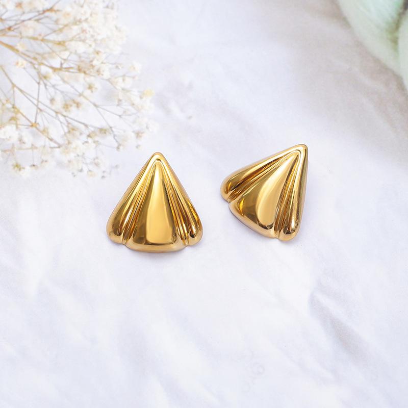 Europe and the United States hot-selling triangular petal smooth stud earrings fashionable simple light luxury stainless steel gold-plated earrings