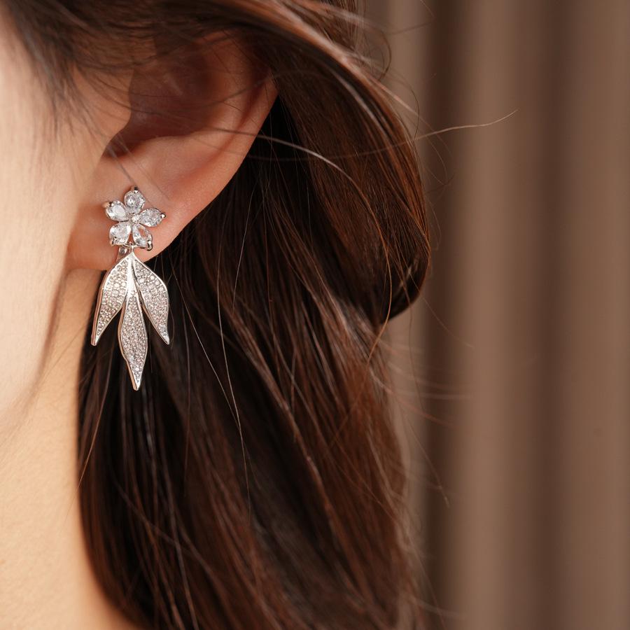14K Gold-Plated Zircon Flower Tassel Clip-On Earrings: Elegant & Luxurious No-Piercing Jewelry
