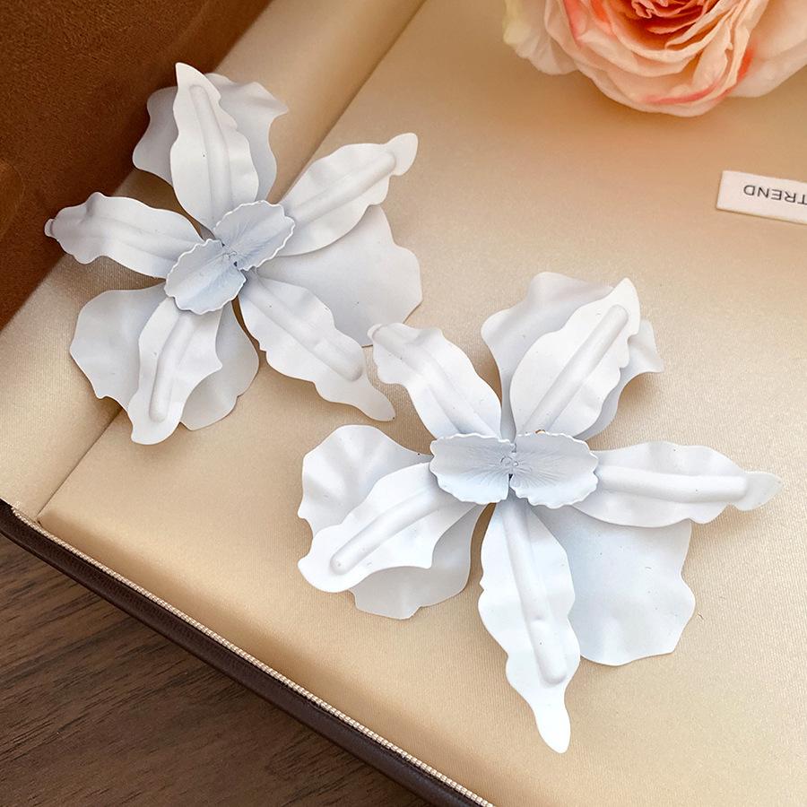 

Holiday wind steel needle spray paint flower stud earrings sweet small fresh simple fashion earrings niche high-end earrings women