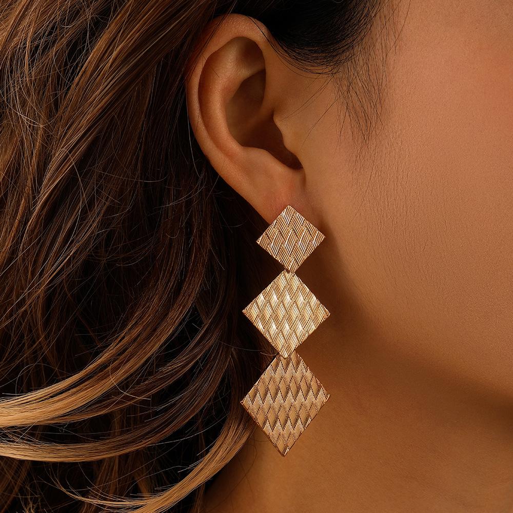 

2023 Новая мода, индивидуальная ниша, литература и искусство, ретро, ​​простые и изысканные длинные серьги с геометрическим ромбовидным плетеным узором, металлические ветряные серьги