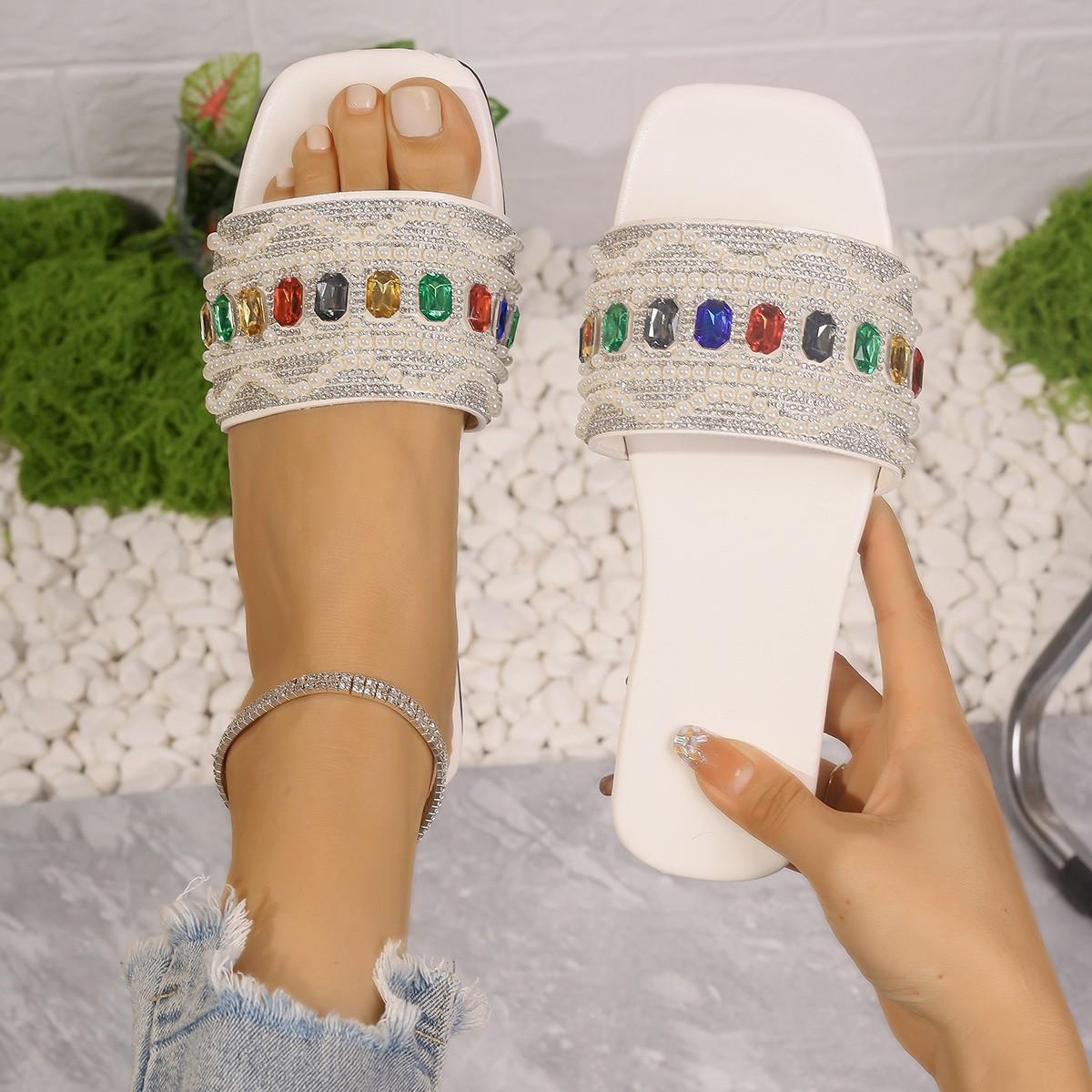 

Женские тапочки с плоской подошвой, украшенные цветными стразами, лето 2024 года, новые повседневные пляжные тапочки большого размера с одним словом для женщин 43