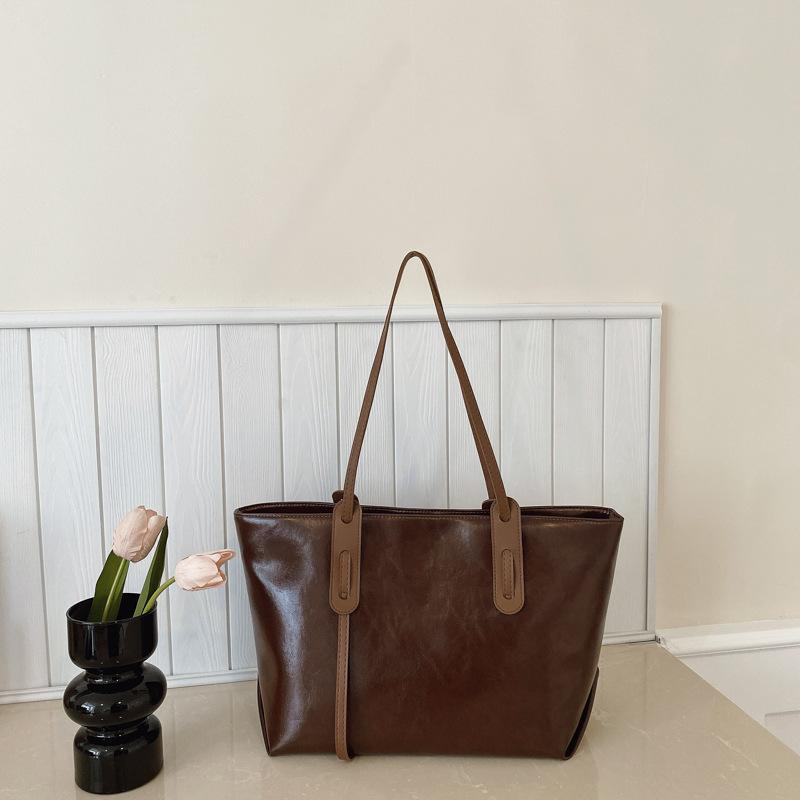 

Simple and large-capacity shoulder bag women s 2025 new textured soft-faced fashionable commuter underarm portable tote bag