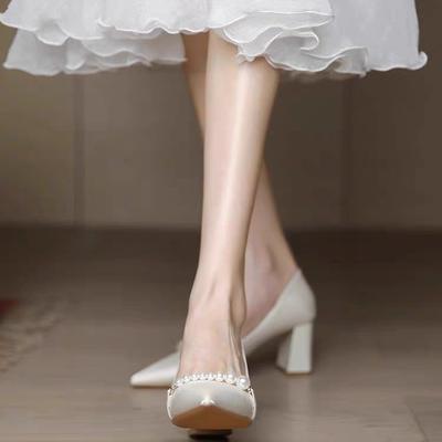 2025 belle scarpe col tacco alto in raso con tacco grosso scarpe singole scarpe bianche cheongsam scarpe da damigella d'onore scarpe da sposa da donna scarpe da sposa da sposa