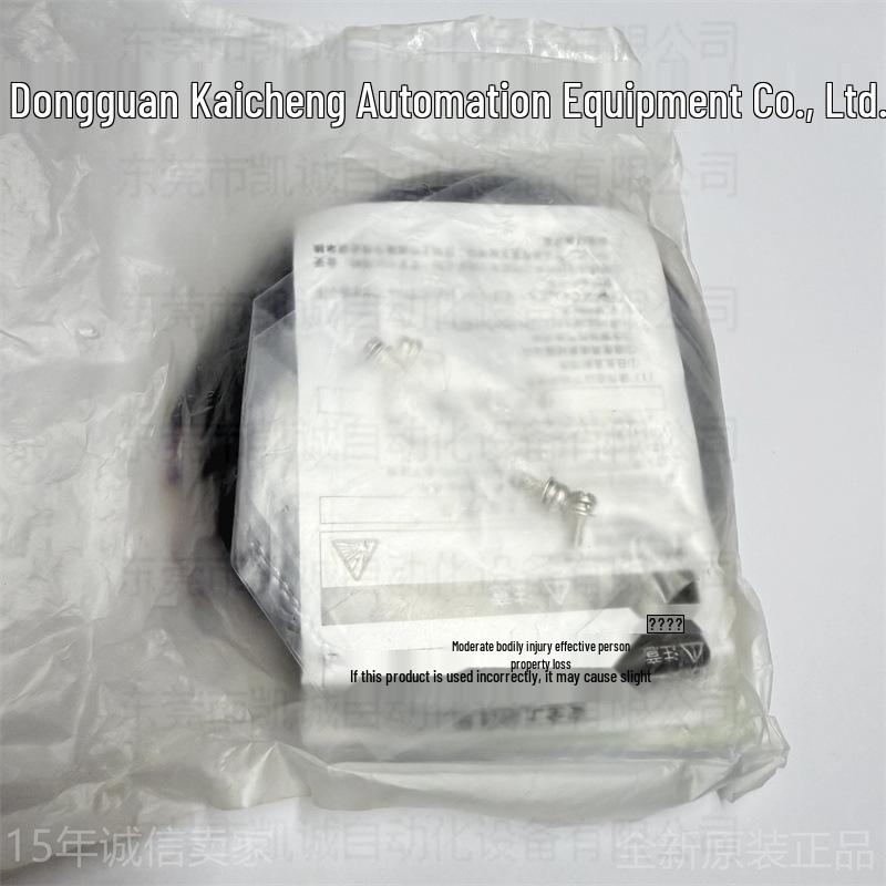 Omron E3ZG-T81A-S 2M Photoelectric Sensor, PNP Output, 10m Detection Range