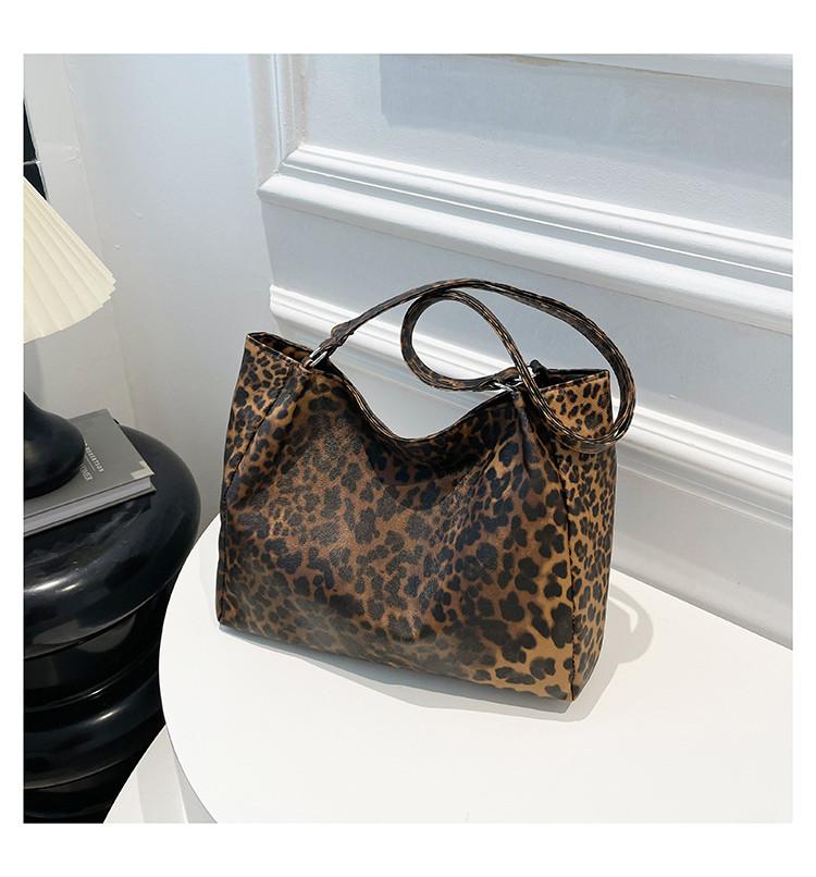 And Chic Spacious Crossbody Bag With Trendy Leopard Print And Durable Pu Material For Outings Casual