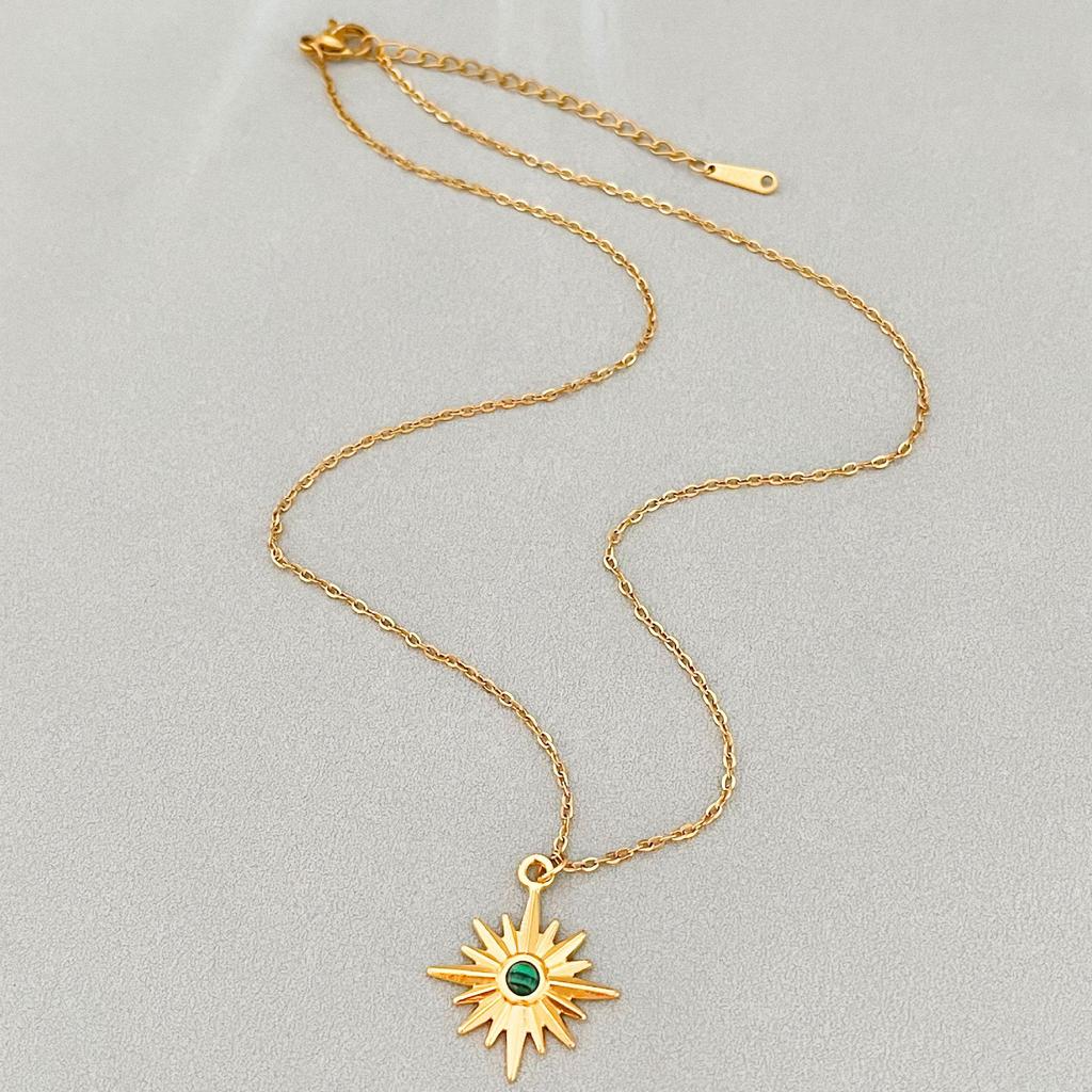 Retro Rhinestone Star Pendant Necklace - Fashionable Titanium Steel Clavicle Chain for Women