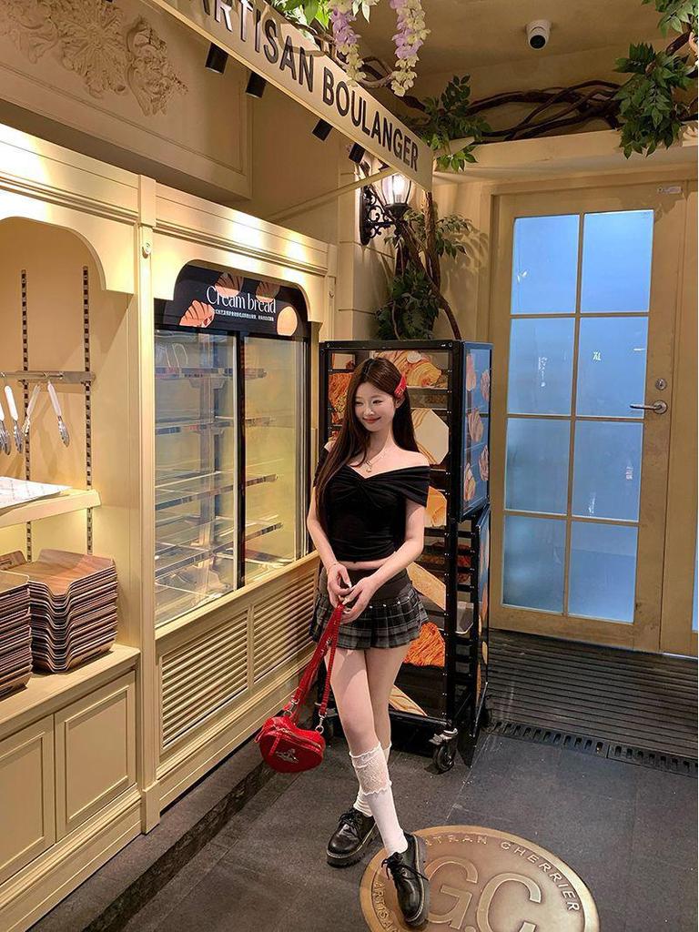 Pure & Sexy White Off-Shoulder Twisted Short-Sleeve Women's Summer Crop Top