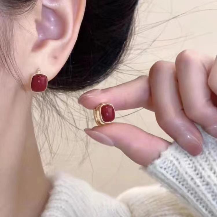 French Retro Pearl Earrings: Elegant, Versatile Fashion for Women. Luxurious, Simple, Niche Design.