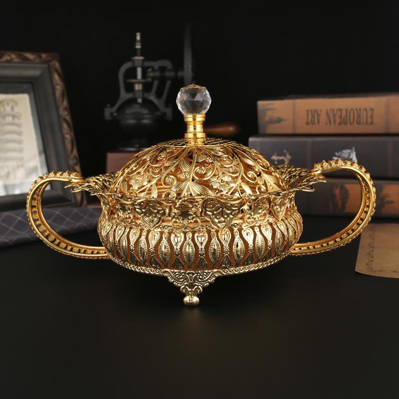 A metal fruit basket with handle, European style large food, snacks, candy storage tray, exquisite craft tableware.
