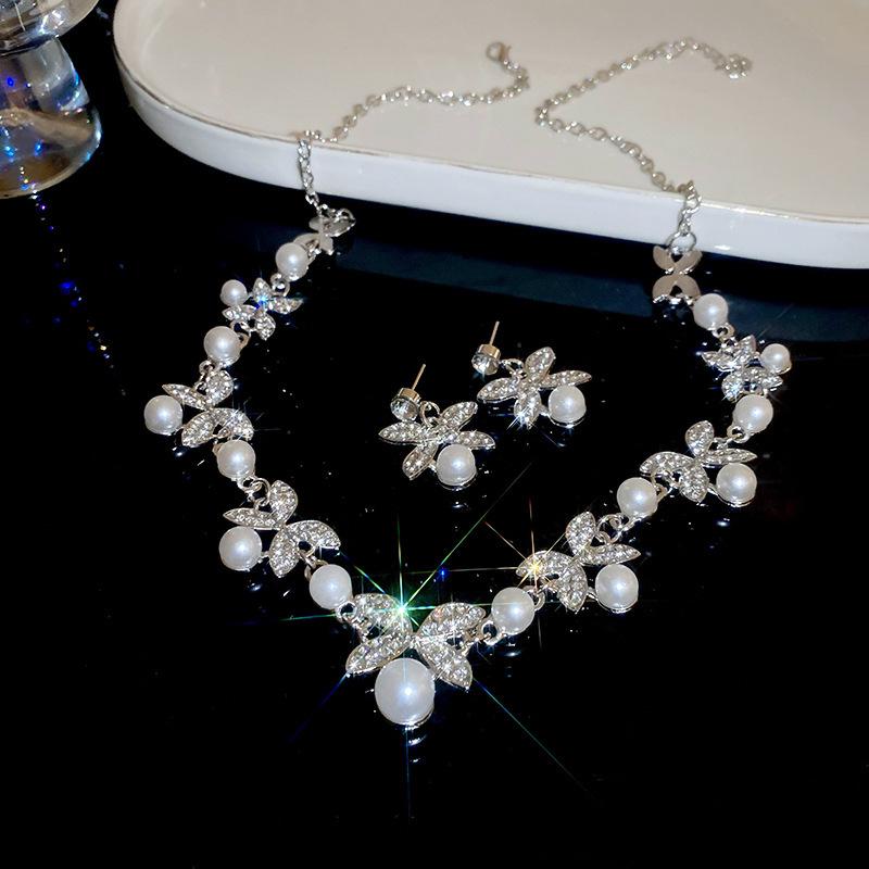 

Набор высококлассных серег-гвоздиков и ожерелья из двух частей с бабочками из стразов и жемчугом