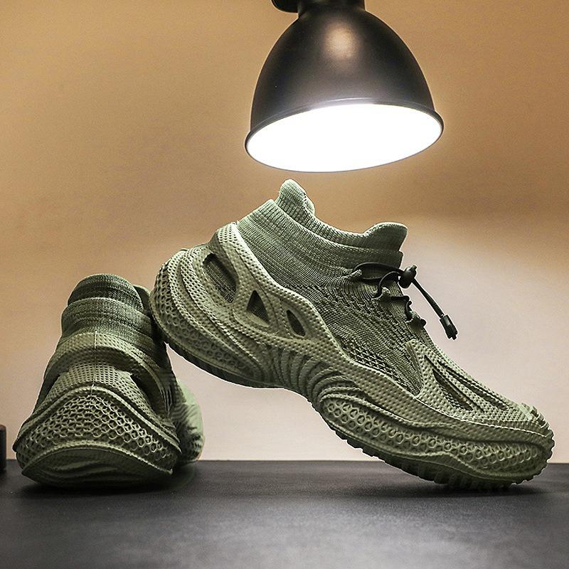 The New Men's Shoes for The Summer and Autumn of 2025 Feature Breathable Mesh and Personalized, Trendy Flying Woven Shoes