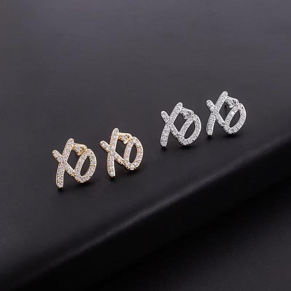 

Trendy XO Letter Earrings Hypoallergenic Square Huggie Earrings Zirconia Stud Earrings for Singers срібний