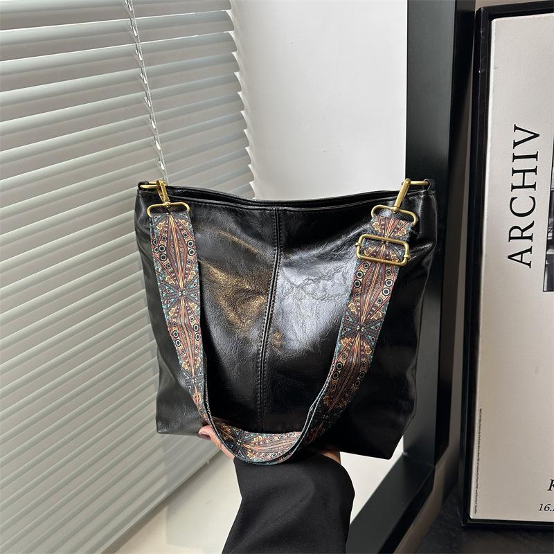 

2025 summer new fashion portable shoulder crossbody large capacity bucket bag women s bag support a large number of wholesale mixed batch чорний