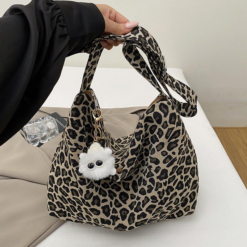 

2025 new leopard print large-capacity tote bag women s fashion commuter shoulder bag popular cloth bag messenger bag Without pendant