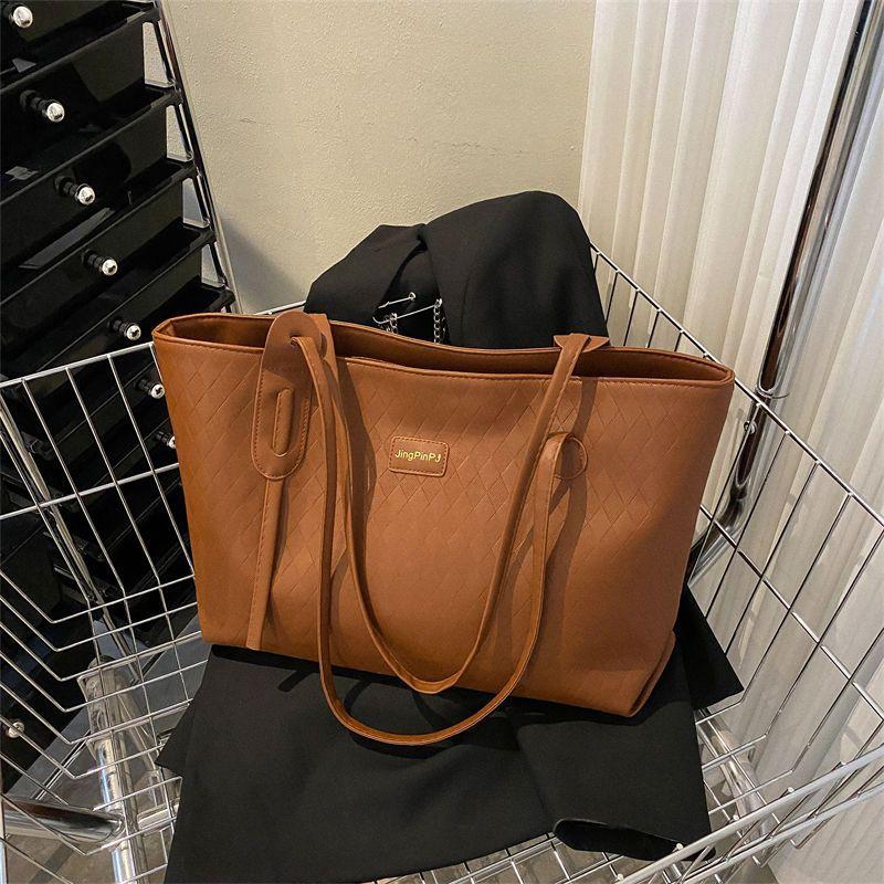 

High-end niche design atmospheric versatile tote bag women s 2025 autumn and winter new trendy Hong Kong style retro shoulder bag коричневий