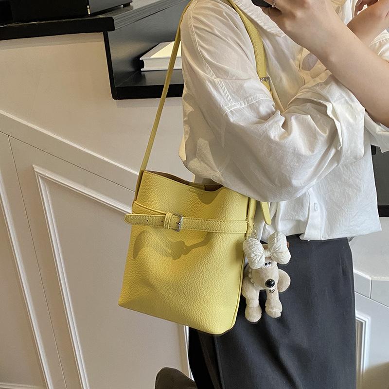 Large-capacity bags women's simple and versatile 2025 new casual shoulder armpit bags women's popular bucket bags this year