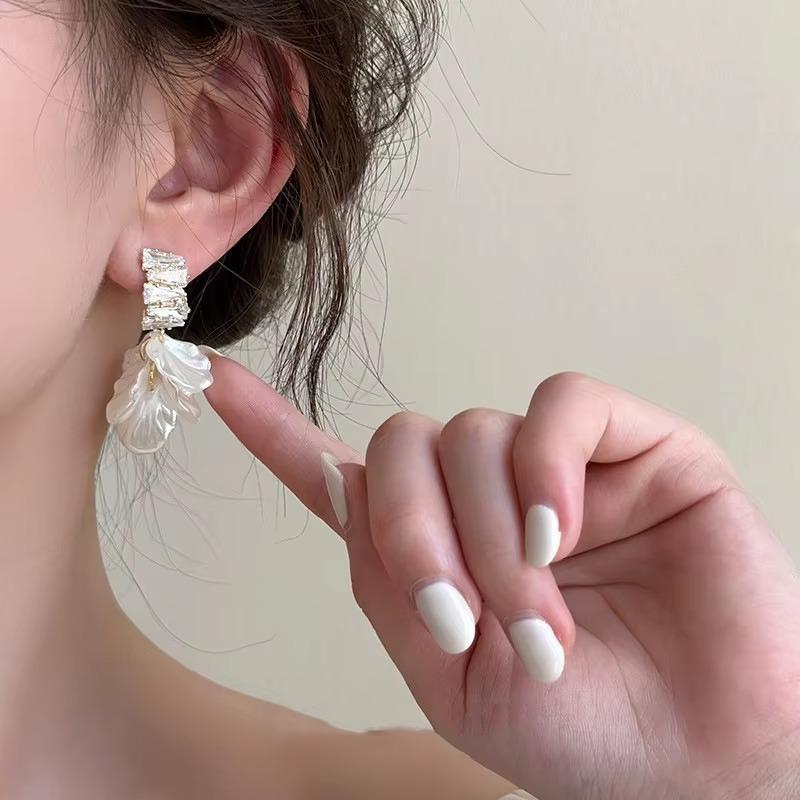 White Super Fairy Petal Tassel Imitation Shell Earrings, Fashionable Temperament Ear Accessories