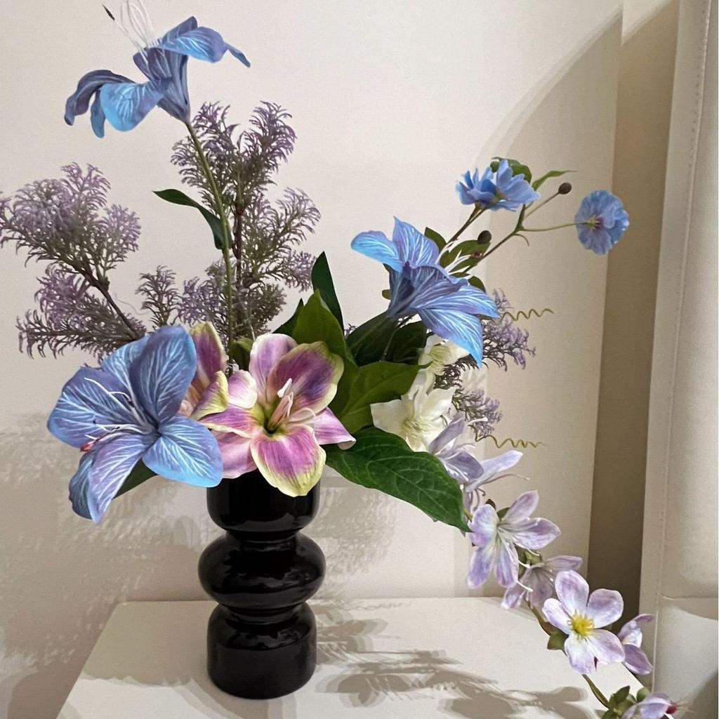 Grădina lui Monet Flori Artificiale Mov: Aranjament Decorativ pentru Fotografii și Vitrine.