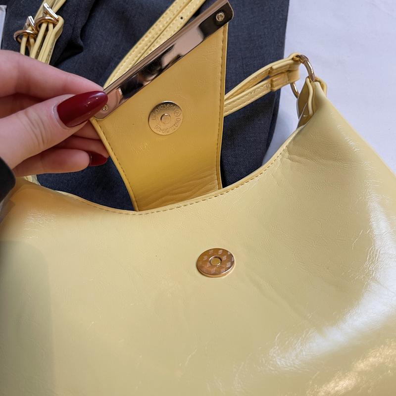 Soft Structured Shoulder Bag with Flap Closure for Daily Use and Fashionable Outfits