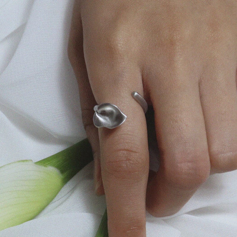 M.atur Ripple of Calla Ring 01