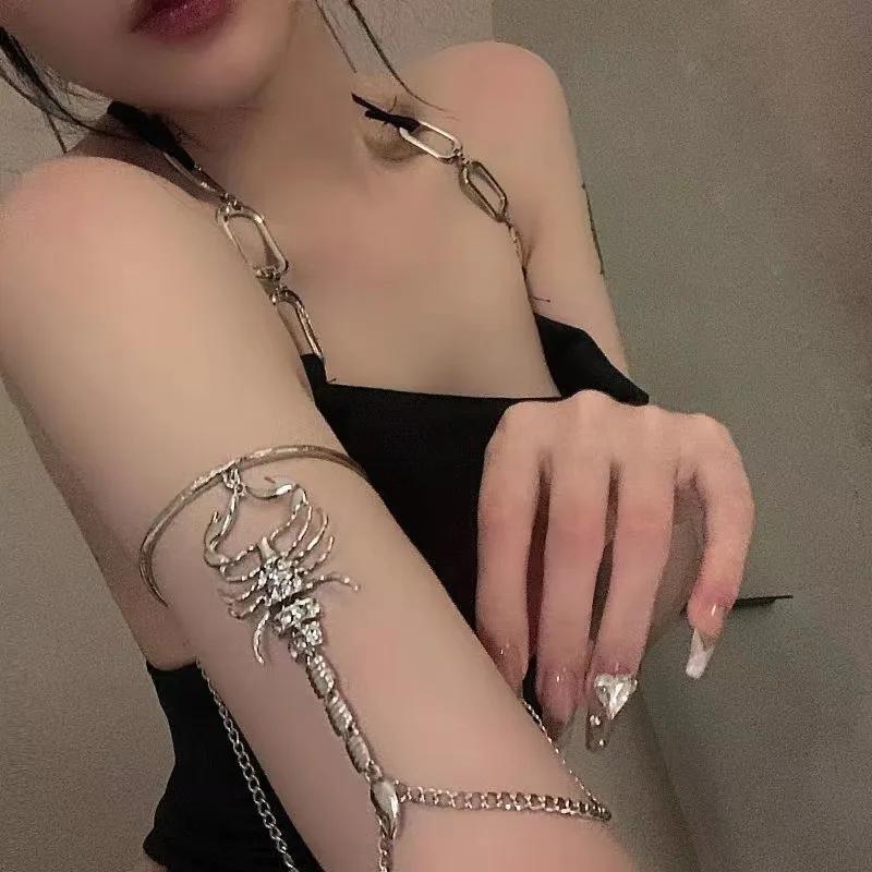 

Готическая инкрустированная бриллиантами рука скорпиона Креативное геометрическое украшение