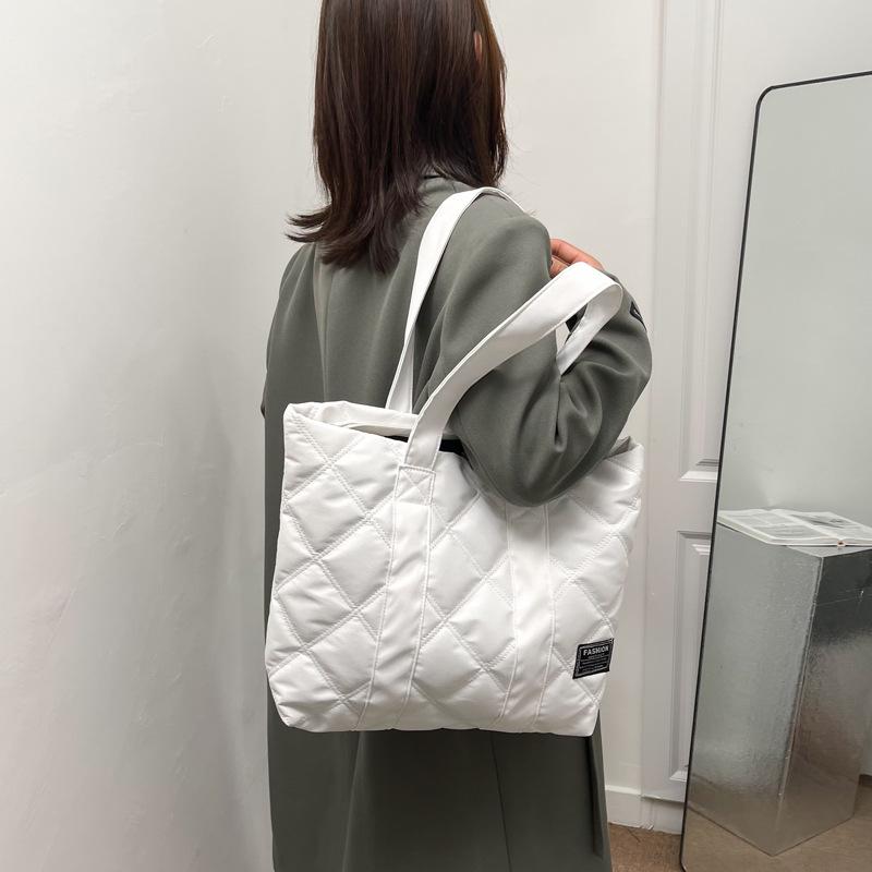 

2024 Женская нейлоновая сумка через плечо большой вместимости - уличная модная сумка