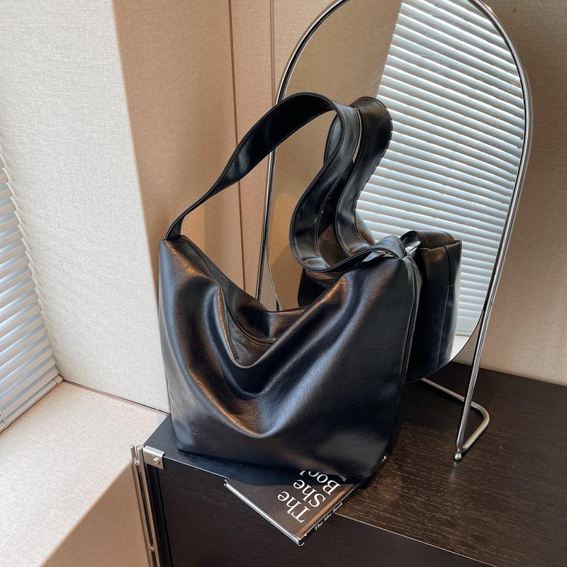 High-end Big Bag Women's New Fashion Versatile Shoulder Bag Large Capacity Commuter Messenger Dumpling Bag