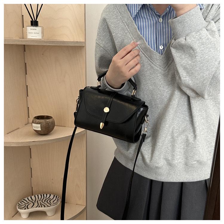 2025 Retro Women's Handbag: Japanese-Korean Style Fashionable Versatile Shoulder & Crossbody Bag