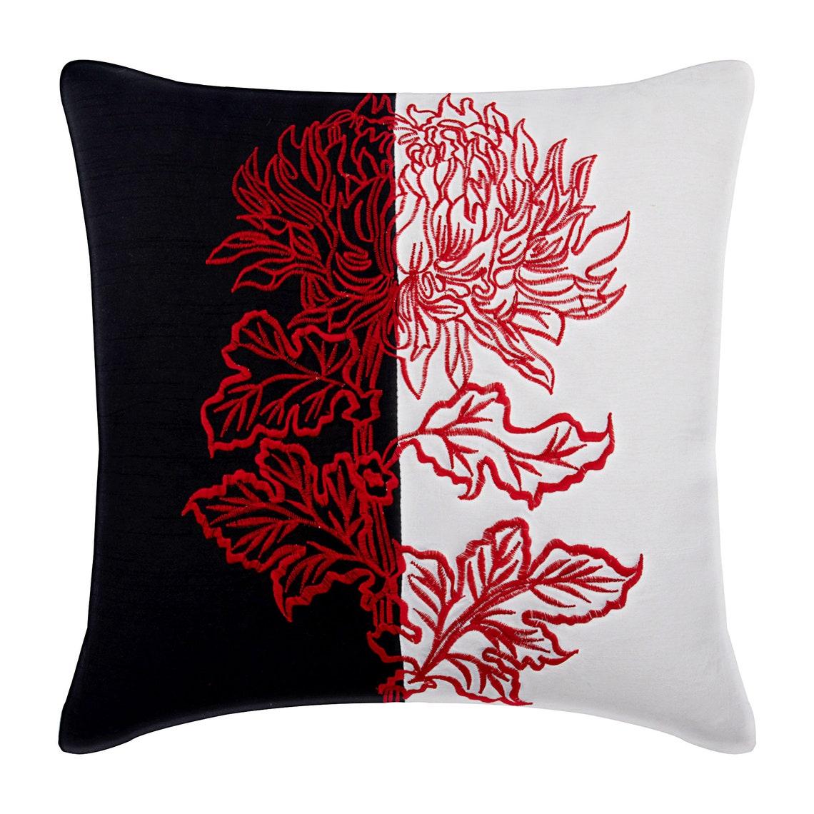 

Наволочка HomeCentric Декоративная наволочка в стиле пэчворк Шелковая белая и черная с цветочной вышивкой Наволочка в современном стиле - Lovers In Japan