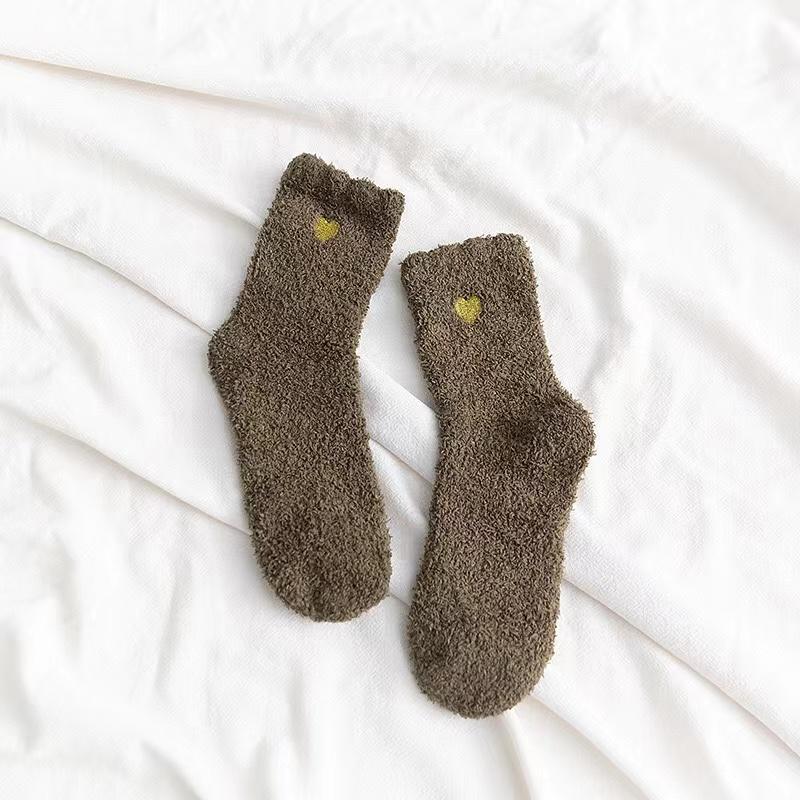 

Женские зимние теплые носки средней длины из кораллового бархата с вышивкой для сна one size коричневый