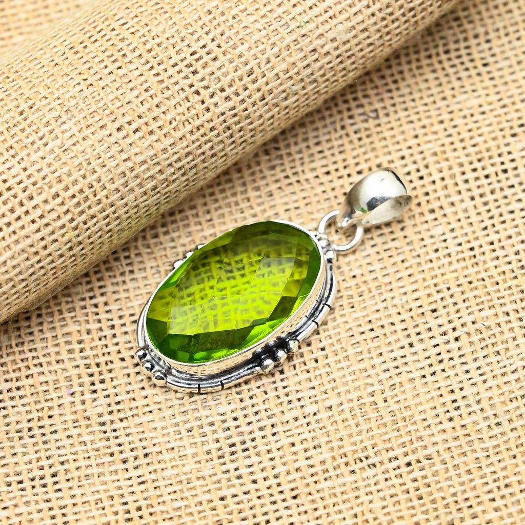 Colgante de peridoto glorioso hecho a mano en plata de ley 925 maciza para mujer