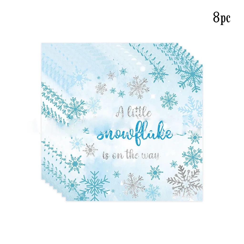 

Одноразовая посуда в виде синей снежинки. Зима идет. Тарелки, салфетки, чашки. Веселое рождественское украшение. С Новым годом 2025.