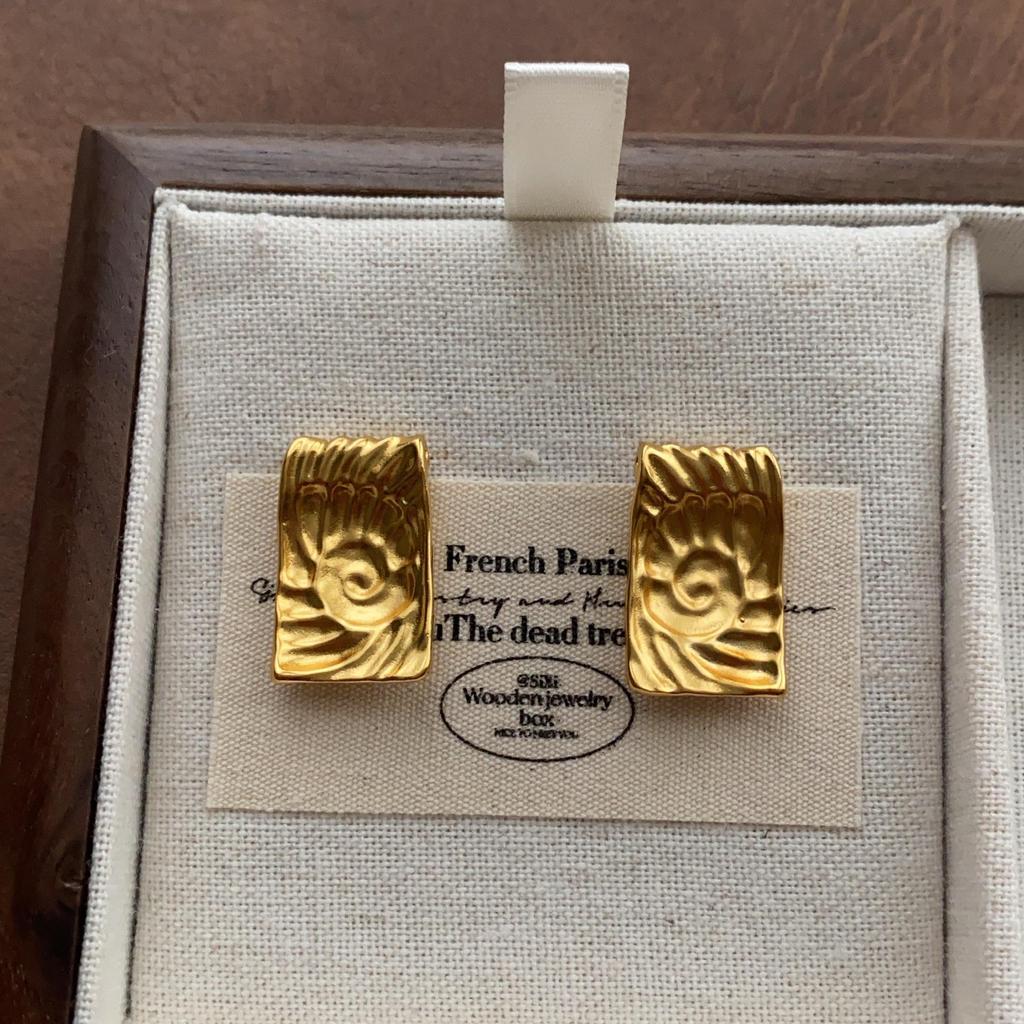 "Vintage Creamy Yellow Starfish Ear Clips: Elegant and Cute, Piercing-Free Sea Star Earrings"