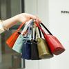 Den äkta läderväskan med handtag för våren, tillverkad av högsta kvalitet av kohud, utstrålar en exklusiv och nischad känsla.
