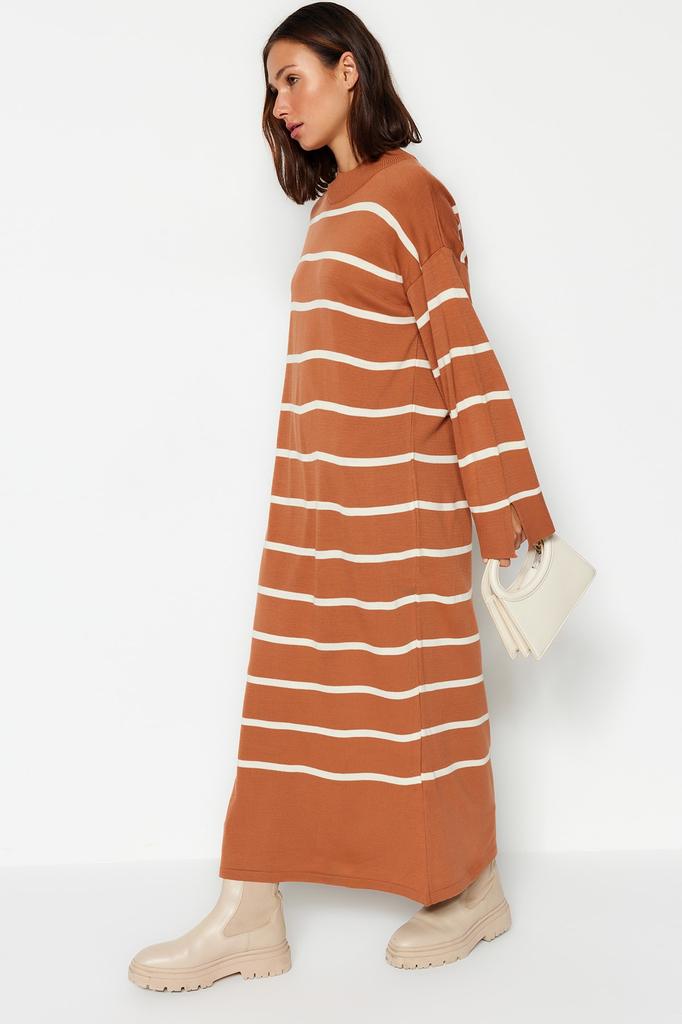 Damen Hijab Kleid Neue Saison Mode Hellbraun Gestreift Ärmel Schlitz Detailliert Strickkleid