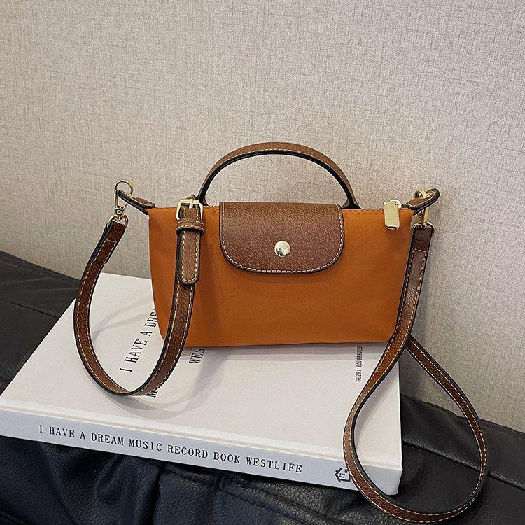 

Elegant Lightweight Crossbody Handbag: Versatile Women s Commuter Bag with Phone and Coin Pockets