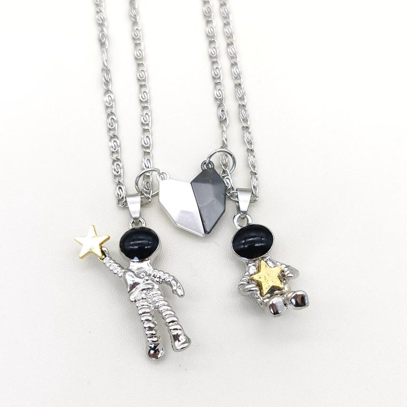 2PCS/set Fashion Astronaut Couple Necklace A Pair of Magnetic Astronaut Pendant Collarbone Chain Valentine Day Gift Jewelry